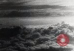 Standbild japanischen Flugzeugen Angriff holländische Schiffe Java Meer, 1942, aus Sekunde 22 historischem Filmmaterial Videoclip 65675025226