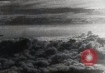 Standbild japanischen Flugzeugen Angriff holländische Schiffe Java Meer, 1942, aus Sekunde 23 historischem Filmmaterial Videoclip 65675025226
