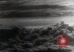 Standbild japanischen Flugzeugen Angriff holländische Schiffe Java Meer, 1942, aus Sekunde 25 historischem Filmmaterial Videoclip 65675025226