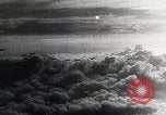 Standbild japanischen Flugzeugen Angriff holländische Schiffe Java Meer, 1942, aus Sekunde 27 historischem Filmmaterial Videoclip 65675025226