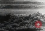 Standbild japanischen Flugzeugen Angriff holländische Schiffe Java Meer, 1942, aus Sekunde 28 historischem Filmmaterial Videoclip 65675025226