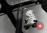 Standbild japanischen Flugzeugen Angriff holländische Schiffe Java Meer, 1942, aus Sekunde 29 historischem Filmmaterial Videoclip 65675025226