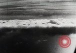 Standbild japanischen Flugzeugen Angriff holländische Schiffe Java Meer, 1942, aus Sekunde 38 historischem Filmmaterial Videoclip 65675025226
