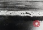 Standbild japanischen Flugzeugen Angriff holländische Schiffe Java Meer, 1942, aus Sekunde 43 historischem Filmmaterial Videoclip 65675025226