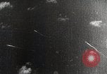 Standbild japanischen Flugzeugen Angriff holländische Schiffe Java Meer, 1942, aus Sekunde 46 historischem Filmmaterial Videoclip 65675025226