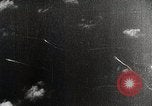 Standbild japanischen Flugzeugen Angriff holländische Schiffe Java Meer, 1942, aus Sekunde 50 historischem Filmmaterial Videoclip 65675025226
