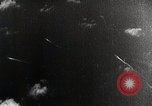 Standbild japanischen Flugzeugen Angriff holländische Schiffe Java Meer, 1942, aus Sekunde 51 historischem Filmmaterial Videoclip 65675025226