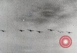 Standbild japanischen Flugzeugen Angriff holländische Schiffe Java Meer, 1942, aus Sekunde 53 historischem Filmmaterial Videoclip 65675025226