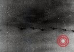 Standbild japanischen Flugzeugen Angriff holländische Schiffe Java Meer, 1942, aus Sekunde 54 historischem Filmmaterial Videoclip 65675025226