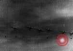 Standbild japanischen Flugzeugen Angriff holländische Schiffe Java Meer, 1942, aus Sekunde 55 historischem Filmmaterial Videoclip 65675025226