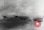 Standbild japanischen Flugzeugen Angriff holländische Schiffe Java Meer, 1942, aus Sekunde 56 historischem Filmmaterial Videoclip 65675025226
