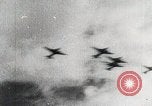Standbild japanischen Flugzeugen Angriff holländische Schiffe Java Meer, 1942, aus Sekunde 57 historischem Filmmaterial Videoclip 65675025226