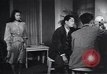 Standbild Professionelle Arbeitsplätze moderner japanischer Frauen Japan, 1950, aus Sekunde 11 historischem Filmmaterial Videoclip 65675025239