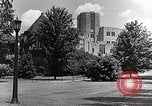 Image étudiant japonais habituates lui-même à la vie universitaire Bloomington Indiana USA, 1951, de la seconde 3 séquences d'archives historiques vidéo 65675025242