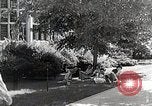 Image étudiant japonais habituates lui-même à la vie universitaire Bloomington Indiana USA, 1951, de la seconde 7 séquences d'archives historiques vidéo 65675025242