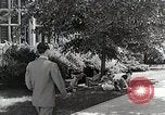 Image étudiant japonais habituates lui-même à la vie universitaire Bloomington Indiana USA, 1951, de la seconde 8 séquences d'archives historiques vidéo 65675025242
