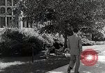Image étudiant japonais habituates lui-même à la vie universitaire Bloomington Indiana USA, 1951, de la seconde 10 séquences d'archives historiques vidéo 65675025242