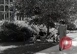 Image étudiant japonais habituates lui-même à la vie universitaire Bloomington Indiana USA, 1951, de la seconde 11 séquences d'archives historiques vidéo 65675025242
