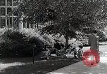 Image étudiant japonais habituates lui-même à la vie universitaire Bloomington Indiana USA, 1951, de la seconde 12 séquences d'archives historiques vidéo 65675025242