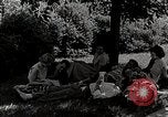 Image étudiant japonais habituates lui-même à la vie universitaire Bloomington Indiana USA, 1951, de la seconde 13 séquences d'archives historiques vidéo 65675025242