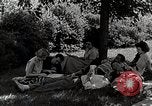Image étudiant japonais habituates lui-même à la vie universitaire Bloomington Indiana USA, 1951, de la seconde 14 séquences d'archives historiques vidéo 65675025242