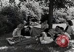 Image étudiant japonais habituates lui-même à la vie universitaire Bloomington Indiana USA, 1951, de la seconde 15 séquences d'archives historiques vidéo 65675025242