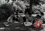 Image étudiant japonais habituates lui-même à la vie universitaire Bloomington Indiana USA, 1951, de la seconde 16 séquences d'archives historiques vidéo 65675025242