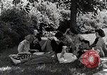 Image étudiant japonais habituates lui-même à la vie universitaire Bloomington Indiana USA, 1951, de la seconde 17 séquences d'archives historiques vidéo 65675025242