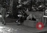 Image étudiant japonais habituates lui-même à la vie universitaire Bloomington Indiana USA, 1951, de la seconde 33 séquences d'archives historiques vidéo 65675025242