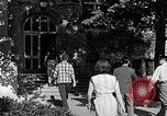 Image étudiant japonais habituates lui-même à la vie universitaire Bloomington Indiana USA, 1951, de la seconde 48 séquences d'archives historiques vidéo 65675025242