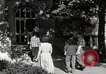 Image étudiant japonais habituates lui-même à la vie universitaire Bloomington Indiana USA, 1951, de la seconde 49 séquences d'archives historiques vidéo 65675025242