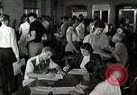 Image étudiant japonais habituates lui-même à la vie universitaire Bloomington Indiana USA, 1951, de la seconde 55 séquences d'archives historiques vidéo 65675025242