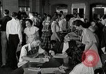 Image étudiant japonais habituates lui-même à la vie universitaire Bloomington Indiana USA, 1951, de la seconde 56 séquences d'archives historiques vidéo 65675025242