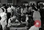 Image étudiant japonais habituates lui-même à la vie universitaire Bloomington Indiana USA, 1951, de la seconde 57 séquences d'archives historiques vidéo 65675025242