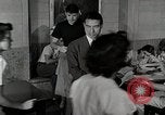 Image étudiant japonais habituates lui-même à la vie universitaire Bloomington Indiana USA, 1951, de la seconde 59 séquences d'archives historiques vidéo 65675025242