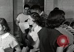 Image étudiant japonais habituates lui-même à la vie universitaire Bloomington Indiana USA, 1951, de la seconde 62 séquences d'archives historiques vidéo 65675025242