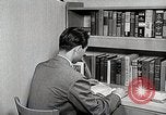 Image étudiant japonais répond à un professeur d'université Bloomington Indiana USA, 1951, de la seconde 3 séquences d'archives historiques vidéo 65675025243