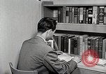 Image étudiant japonais répond à un professeur d'université Bloomington Indiana USA, 1951, de la seconde 4 séquences d'archives historiques vidéo 65675025243