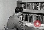 Image étudiant japonais répond à un professeur d'université Bloomington Indiana USA, 1951, de la seconde 5 séquences d'archives historiques vidéo 65675025243