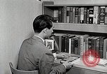 Image étudiant japonais répond à un professeur d'université Bloomington Indiana USA, 1951, de la seconde 6 séquences d'archives historiques vidéo 65675025243