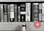 Image étudiant japonais répond à un professeur d'université Bloomington Indiana USA, 1951, de la seconde 7 séquences d'archives historiques vidéo 65675025243
