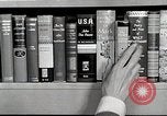 Image étudiant japonais répond à un professeur d'université Bloomington Indiana USA, 1951, de la seconde 8 séquences d'archives historiques vidéo 65675025243