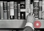 Image étudiant japonais répond à un professeur d'université Bloomington Indiana USA, 1951, de la seconde 9 séquences d'archives historiques vidéo 65675025243