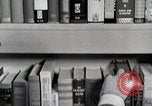 Image étudiant japonais répond à un professeur d'université Bloomington Indiana USA, 1951, de la seconde 10 séquences d'archives historiques vidéo 65675025243