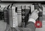 Image étudiant japonais répond à un professeur d'université Bloomington Indiana USA, 1951, de la seconde 11 séquences d'archives historiques vidéo 65675025243
