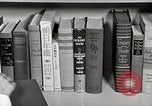 Image étudiant japonais répond à un professeur d'université Bloomington Indiana USA, 1951, de la seconde 12 séquences d'archives historiques vidéo 65675025243