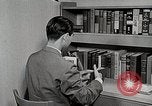 Image étudiant japonais répond à un professeur d'université Bloomington Indiana USA, 1951, de la seconde 13 séquences d'archives historiques vidéo 65675025243