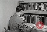 Image étudiant japonais répond à un professeur d'université Bloomington Indiana USA, 1951, de la seconde 14 séquences d'archives historiques vidéo 65675025243