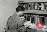 Image étudiant japonais répond à un professeur d'université Bloomington Indiana USA, 1951, de la seconde 15 séquences d'archives historiques vidéo 65675025243