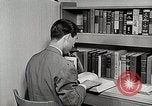 Image étudiant japonais répond à un professeur d'université Bloomington Indiana USA, 1951, de la seconde 16 séquences d'archives historiques vidéo 65675025243